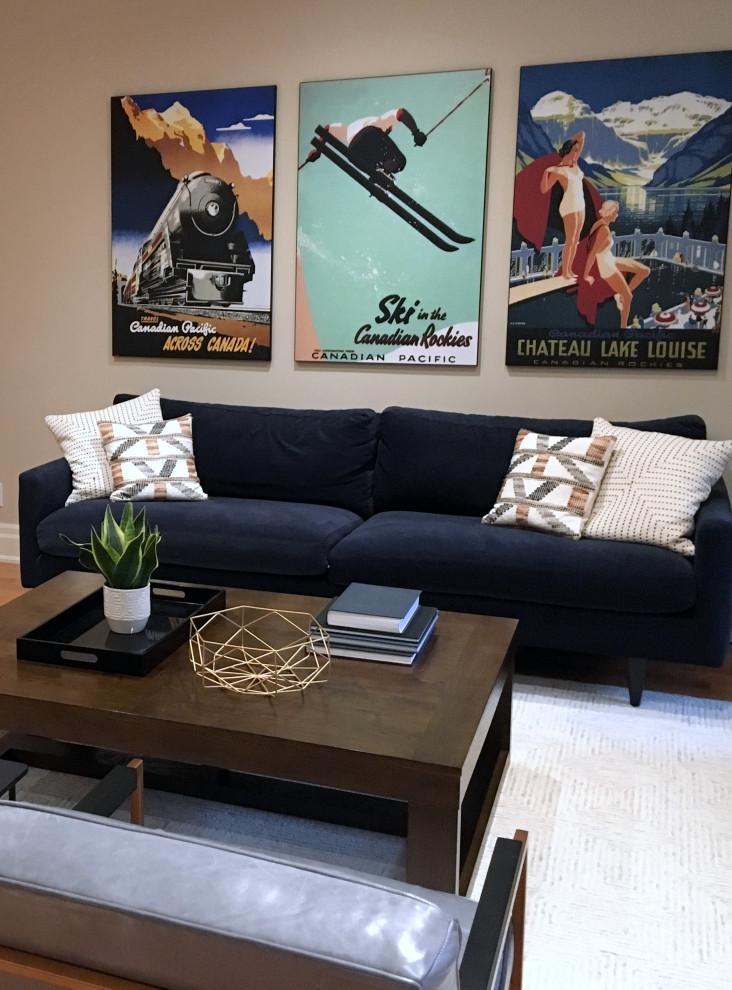 Großes Modernes Wohnzimmer mit beiger Wandfarbe, hellem Holzboden und braunem Boden in Toronto