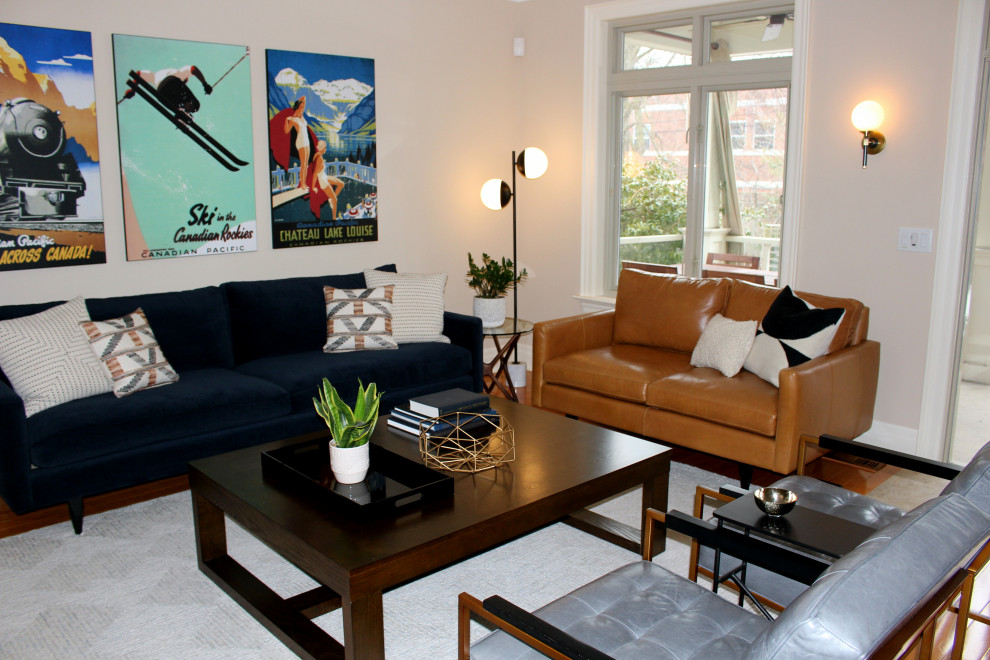 Mittelgroßes, Repräsentatives, Fernseherloses, Abgetrenntes Modernes Wohnzimmer ohne Kamin mit beiger Wandfarbe, hellem Holzboden und beigem Boden in Toronto