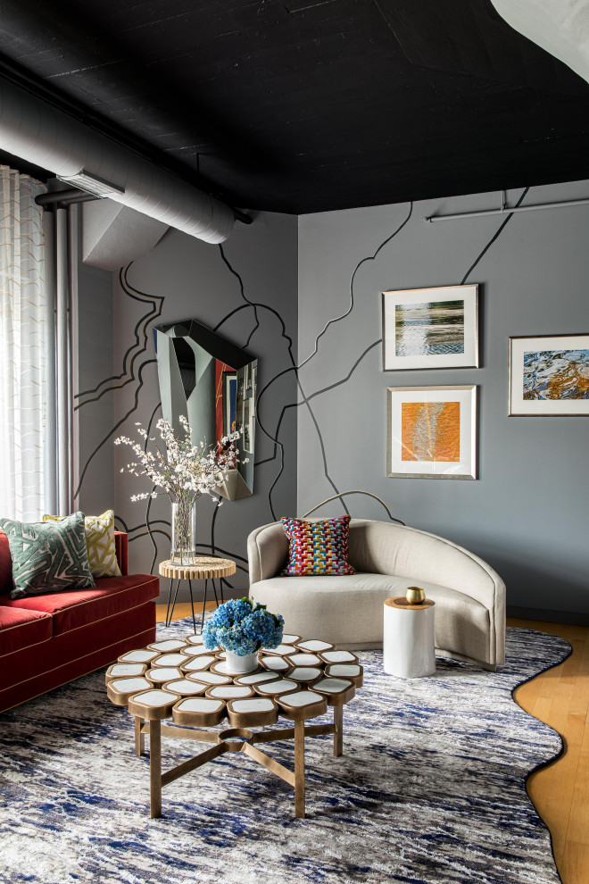 Стильный дизайн: парадная, открытая гостиная комната среднего размера в стиле фьюжн с серыми стенами, паркетным полом среднего тона и бежевым полом без камина, телевизора - последний тренд