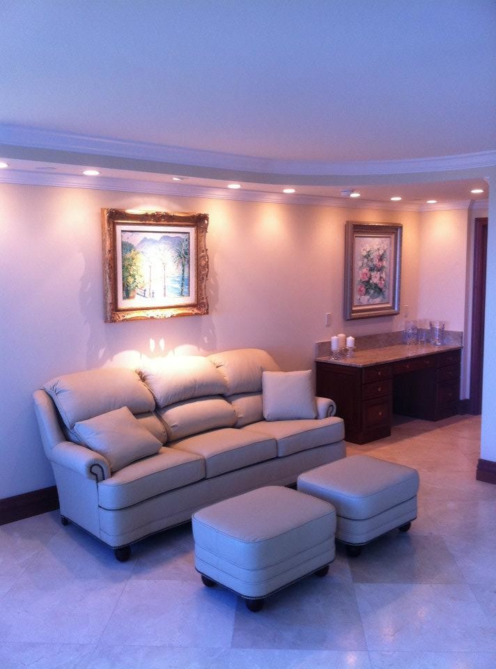 Inspiration pour un grand salon traditionnel avec un mur beige et un sol en marbre.