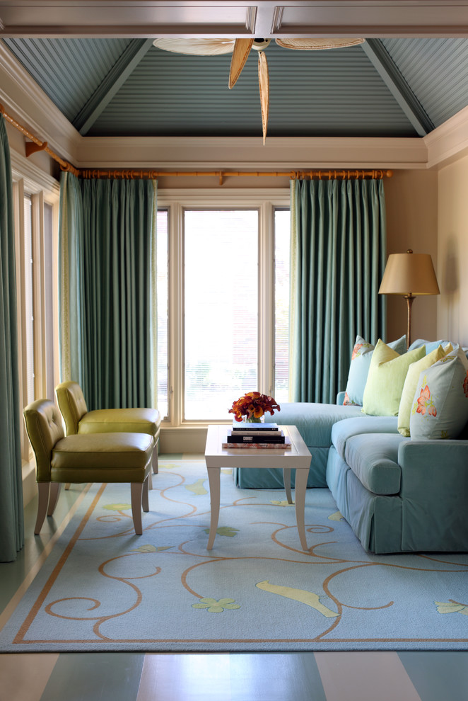 Пример оригинального дизайна: изолированная гостиная комната среднего размера в стиле фьюжн с бежевыми стенами, деревянным полом, разноцветным полом и синими шторами без камина, телевизора