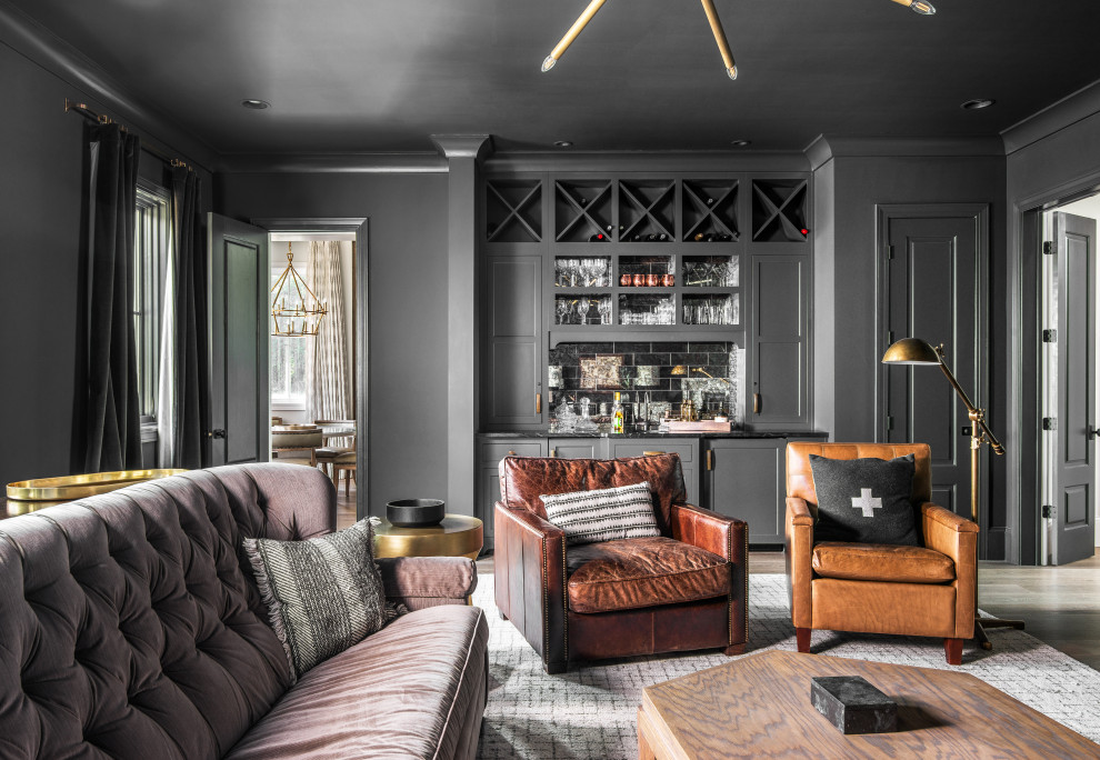 Esempio di un grande soggiorno classico chiuso con pavimento in legno massello medio, angolo bar e pareti grigie