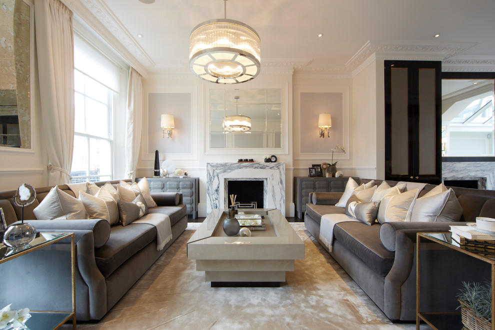 Immagine di un soggiorno tradizionale con pareti bianche, parquet scuro e pavimento marrone