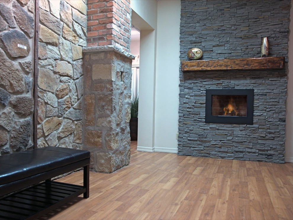 Kleines, Fernseherloses Modernes Wohnzimmer mit hellem Holzboden, Kamin und Kaminumrandung aus Stein in Toronto