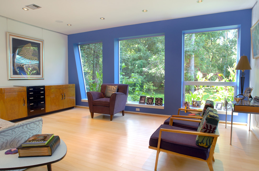 Eklektisk inredning av ett vardagsrum, med blå väggar