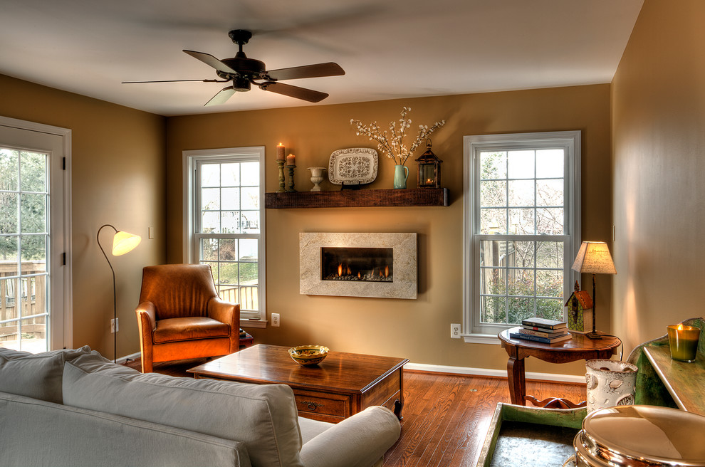 Пример оригинального дизайна: открытая гостиная комната среднего размера в классическом стиле с коричневыми стенами, паркетным полом среднего тона, горизонтальным камином и фасадом камина из металла без телевизора