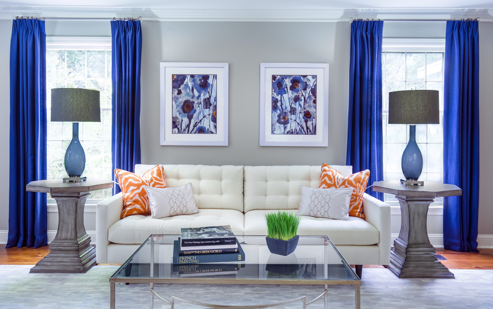 На фото: парадная, изолированная гостиная комната среднего размера в стиле неоклассика (современная классика) с серыми стенами, темным паркетным полом и синими шторами без камина, телевизора с