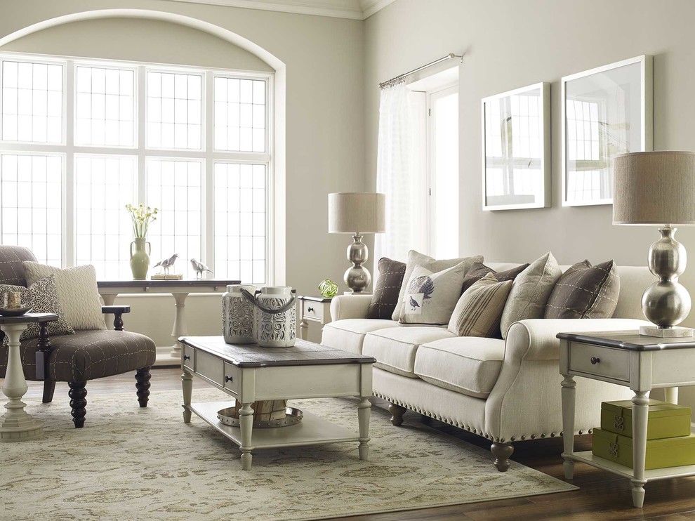 Idee per un soggiorno classico di medie dimensioni e aperto con pareti grigie, parquet scuro e pavimento marrone