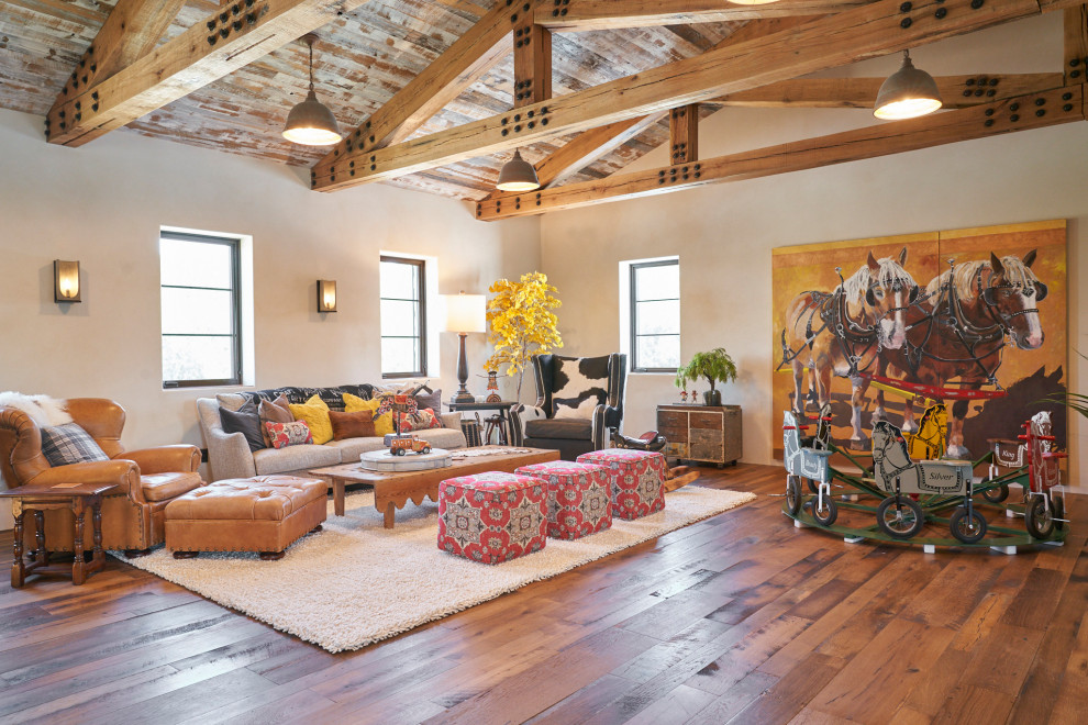 Offenes Mediterranes Wohnzimmer mit beiger Wandfarbe, braunem Holzboden, braunem Boden, gewölbter Decke und Holzwänden in Wichita