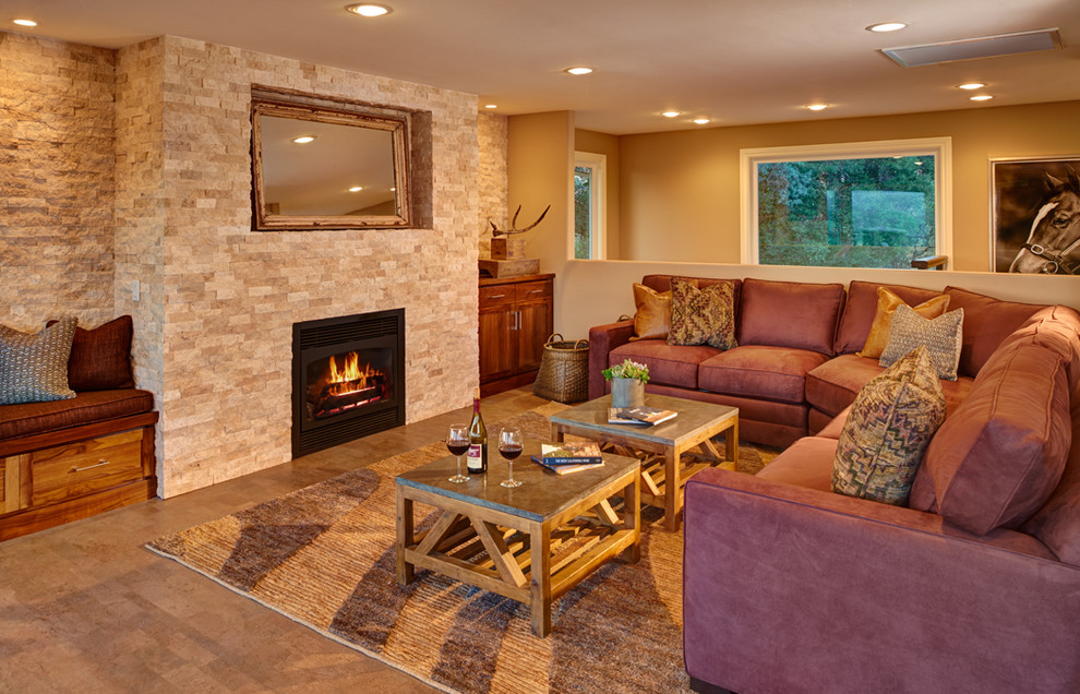 Mittelgroßes, Offenes Country Wohnzimmer mit beiger Wandfarbe, braunem Holzboden, Kamin, Kaminumrandung aus Stein und TV-Wand in San Luis Obispo