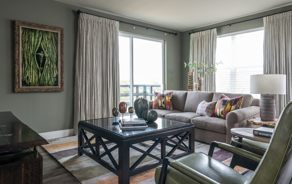 Repräsentatives, Großes, Offenes Klassisches Wohnzimmer mit grauer Wandfarbe, braunem Holzboden und grauem Boden in Dallas