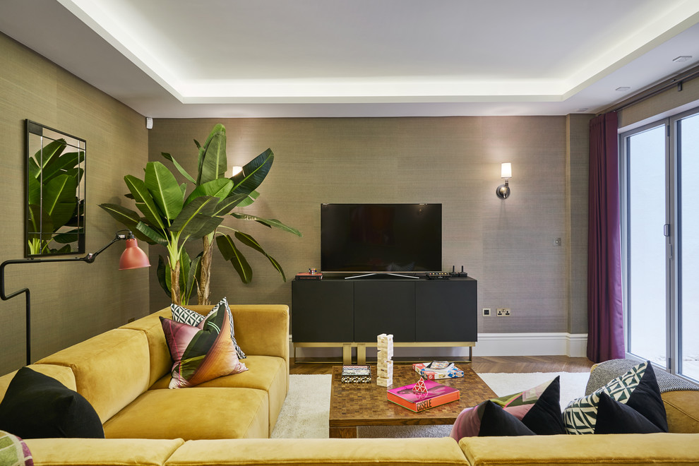 Diseño de salón cerrado clásico renovado de tamaño medio con paredes grises, suelo de madera en tonos medios y suelo marrón