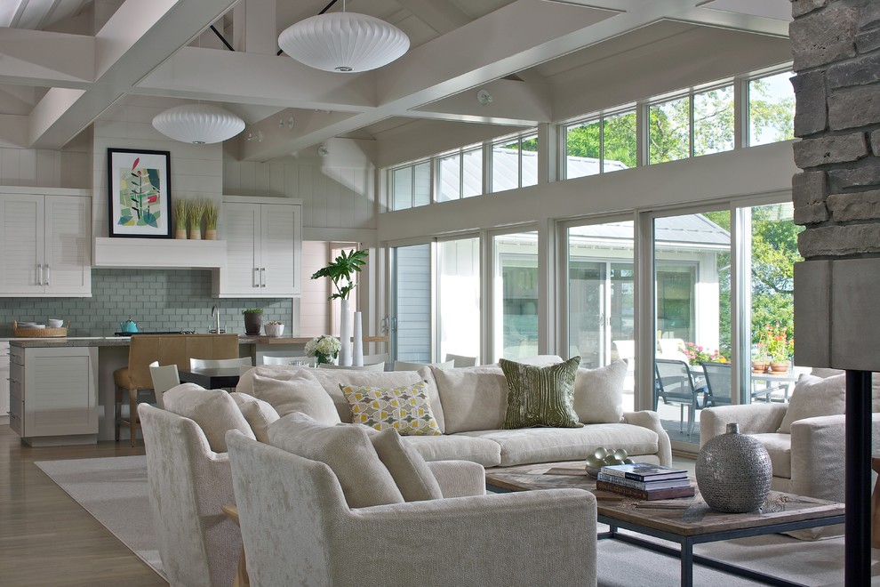 Foto di un soggiorno contemporaneo aperto con pareti beige e tappeto