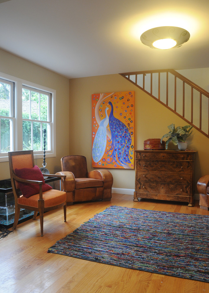 Пример оригинального дизайна: парадная, двухуровневая гостиная комната среднего размера с бежевыми стенами и светлым паркетным полом без телевизора