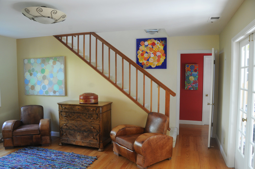 На фото: двухуровневая гостиная комната среднего размера в стиле фьюжн с красными стенами с