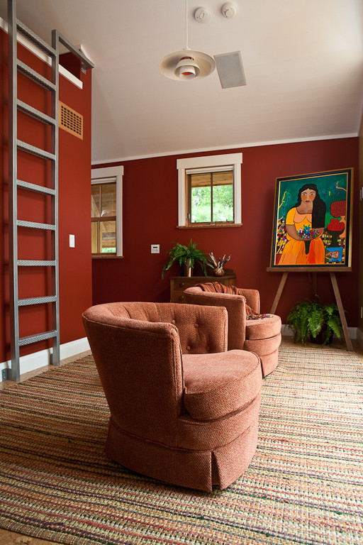 На фото: гостиная комната среднего размера в стиле фьюжн с красными стенами с