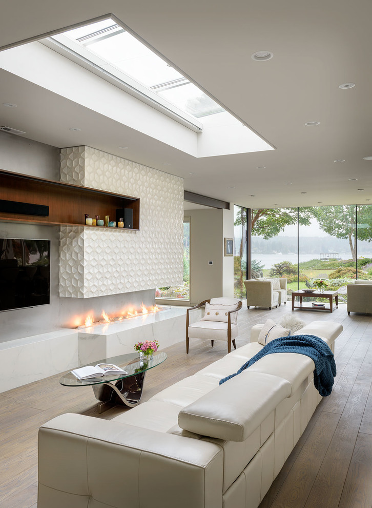 Cette image montre un salon minimaliste ouvert avec un sol en bois brun, une cheminée ribbon, un manteau de cheminée en carrelage et un sol marron.