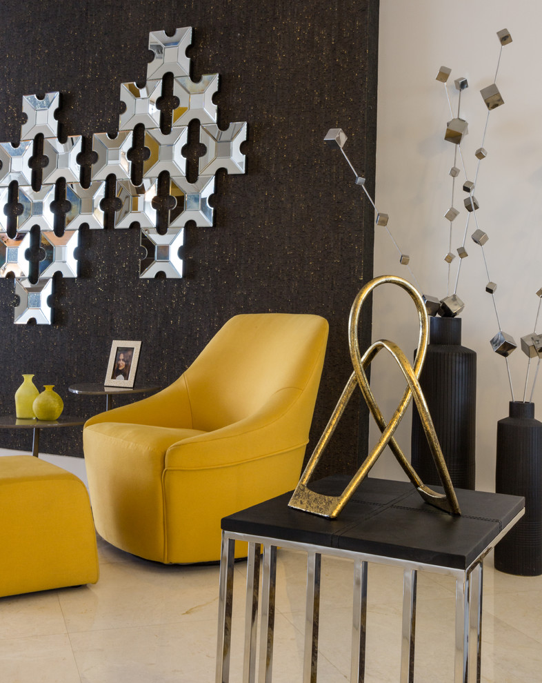 Idee per un soggiorno design aperto con pareti grigie, pavimento in marmo, nessun camino, TV a parete e pavimento beige