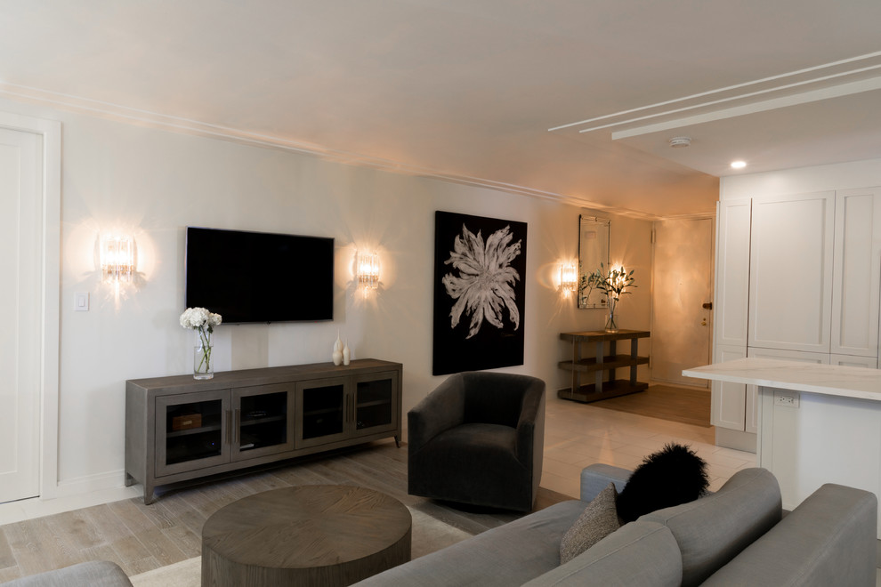 Aménagement d'un salon moderne avec un mur gris, parquet clair et un sol gris.