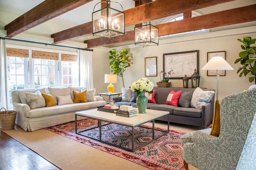 Foto di un grande soggiorno chic con pareti beige e con abbinamento di divani diversi