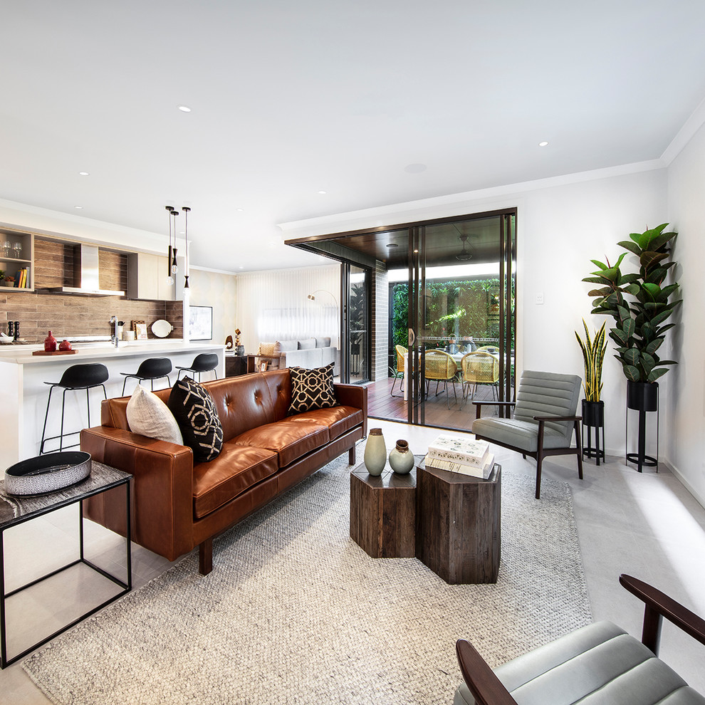 Offenes Modernes Wohnzimmer mit weißer Wandfarbe und grauem Boden in Brisbane