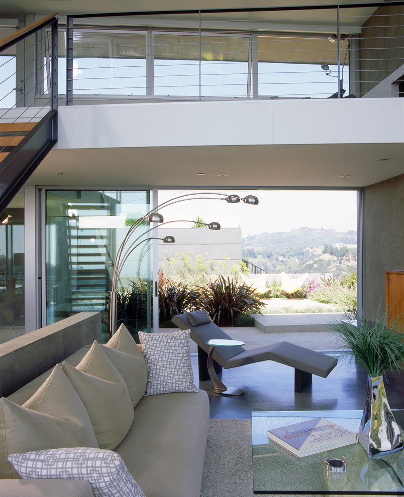 Modernes Wohnzimmer mit Betonboden in Los Angeles