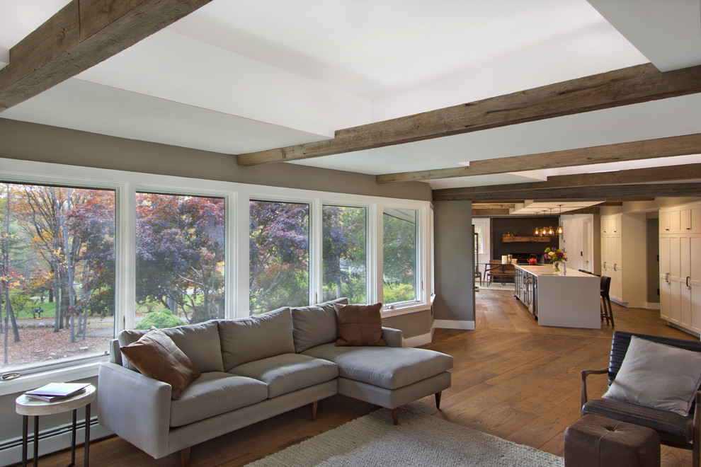 Modernes Wohnzimmer mit grauer Wandfarbe und braunem Holzboden in New York