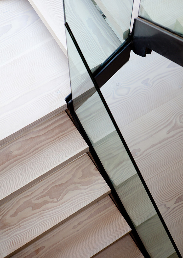 На фото: п-образная лестница среднего размера в морском стиле с деревянными ступенями без подступенок с