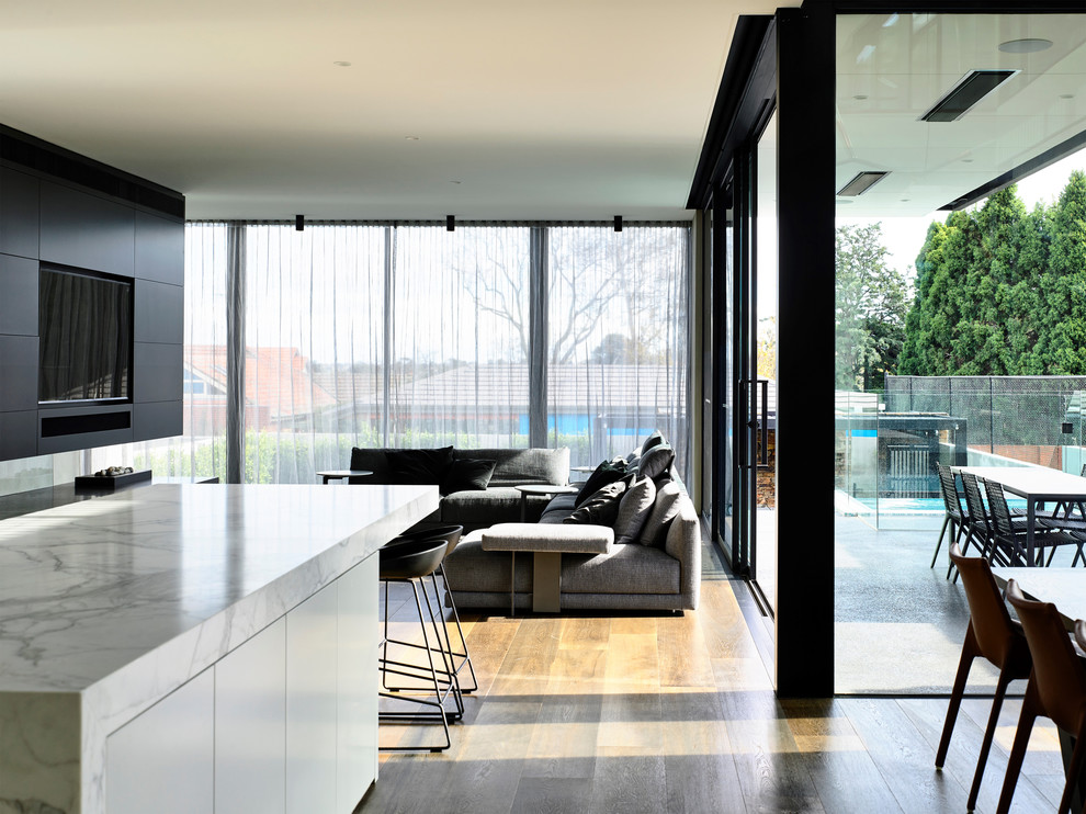 Ispirazione per un soggiorno moderno aperto con pavimento in cemento, cornice del camino in legno e parete attrezzata