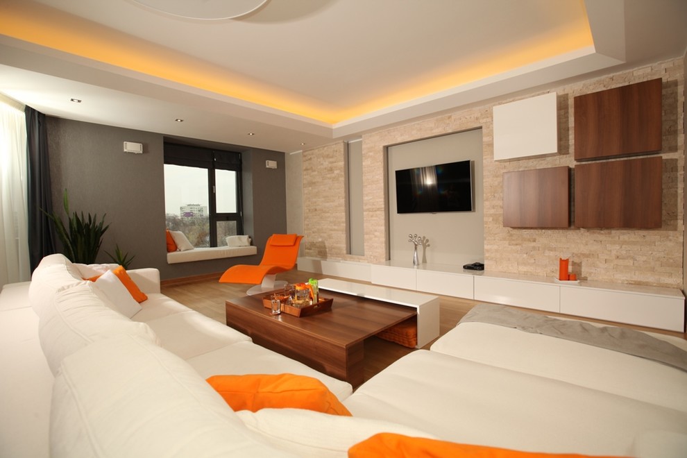 Idee per un grande soggiorno contemporaneo chiuso con pareti grigie, parquet chiaro e TV a parete