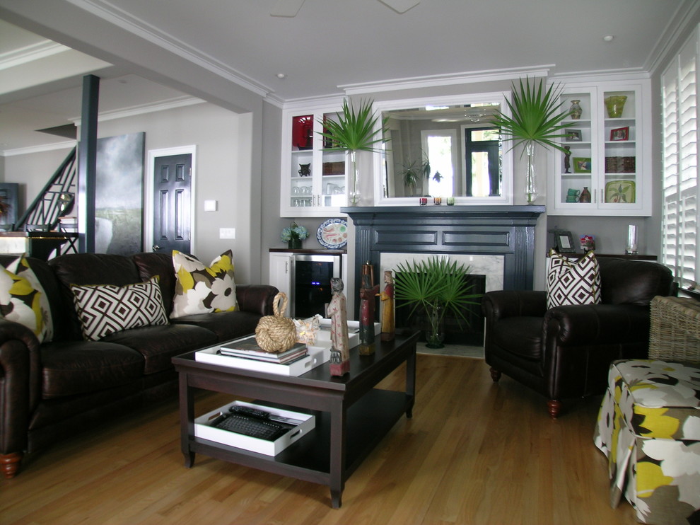 Mittelgroßes, Offenes Klassisches Wohnzimmer mit grauer Wandfarbe, hellem Holzboden, Kamin und Kaminumrandung aus Holz in Charleston