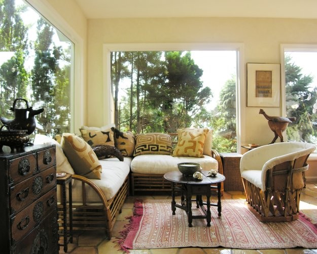 Idee per un piccolo soggiorno american style aperto con pareti beige e moquette