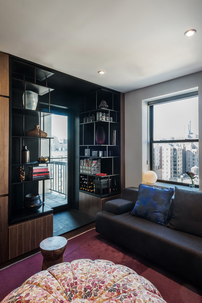 Idee per un piccolo soggiorno moderno aperto con sala formale, pareti bianche, pavimento in bambù e TV nascosta