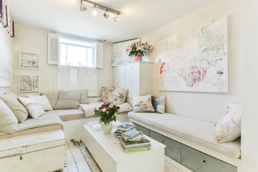 Ispirazione per un piccolo soggiorno shabby-chic style chiuso con pavimento in legno verniciato, nessuna TV, pavimento bianco, sala formale e pareti beige