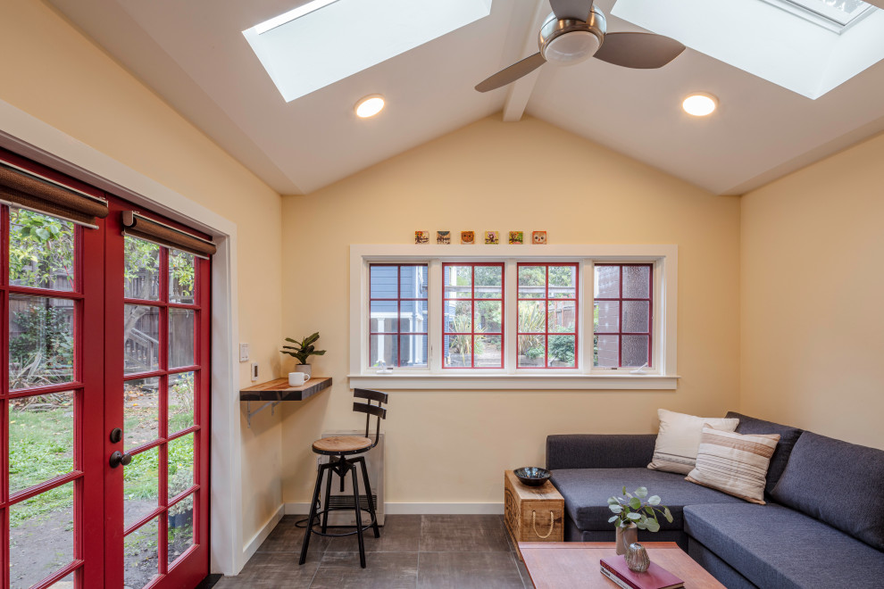 На фото: маленькая открытая гостиная комната в стиле неоклассика (современная классика) с разноцветными стенами, серым полом и сводчатым потолком для на участке и в саду