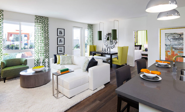 Immagine di un piccolo soggiorno moderno aperto con pareti bianche e parquet scuro