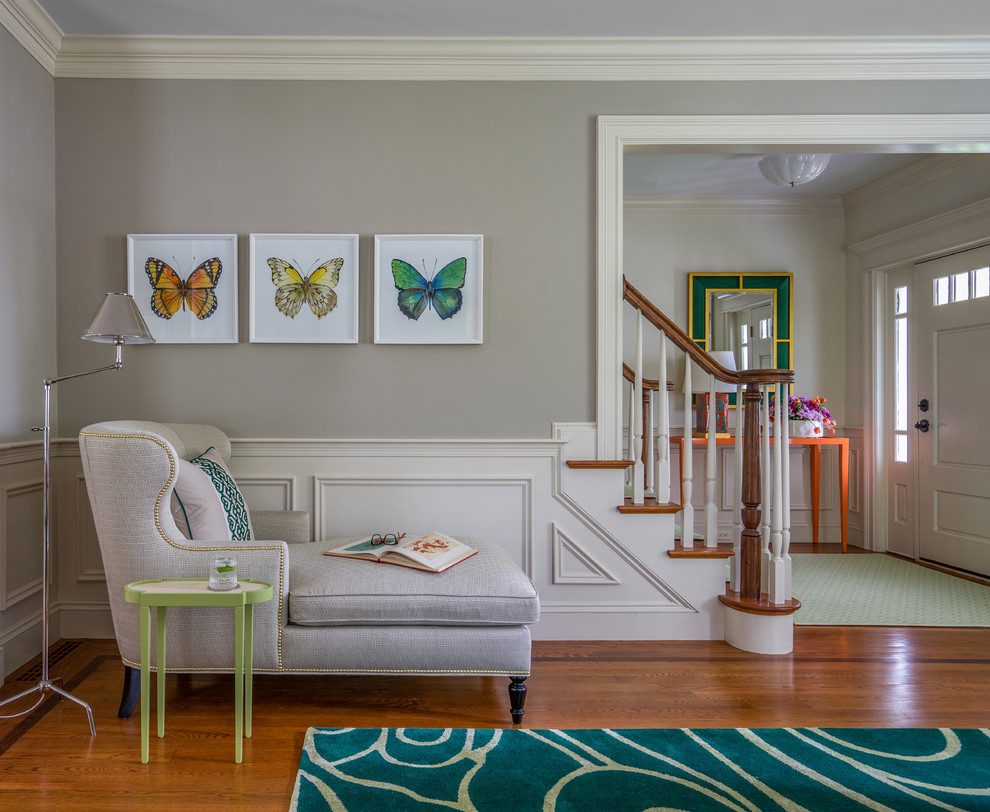 Mittelgroßes, Fernseherloses, Repräsentatives, Abgetrenntes Klassisches Wohnzimmer ohne Kamin mit grauer Wandfarbe, braunem Holzboden und grünem Boden in Boston