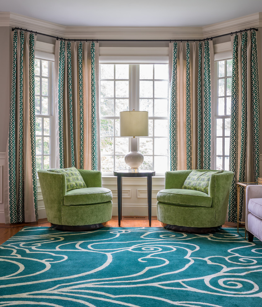 На фото: парадная, изолированная гостиная комната среднего размера в стиле неоклассика (современная классика) с серыми стенами, паркетным полом среднего тона и зеленым полом без телевизора, камина