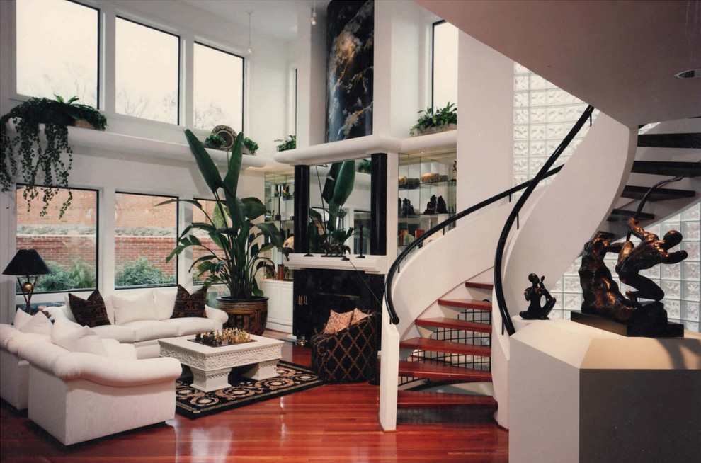 На фото: парадная, открытая гостиная комната среднего размера в современном стиле с белыми стенами, темным паркетным полом, стандартным камином и фасадом камина из металла без телевизора