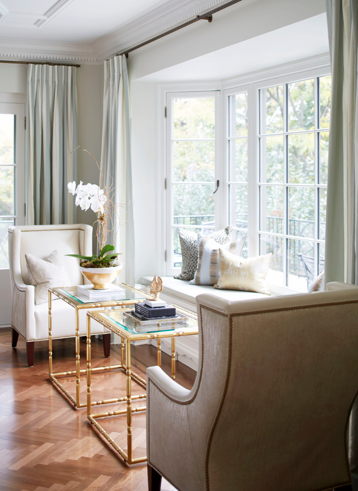 Immagine di un soggiorno chiuso con sala formale, pareti bianche e pavimento in legno massello medio