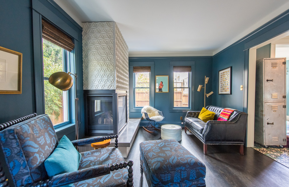 Idée de décoration pour un salon bohème fermé avec une salle de réception, un mur bleu, parquet foncé, une cheminée standard, un manteau de cheminée en carrelage et un sol marron.