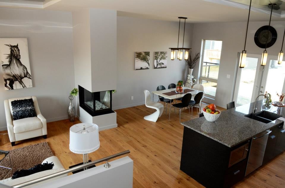Идея дизайна: открытая гостиная комната среднего размера в современном стиле с серыми стенами, светлым паркетным полом и двусторонним камином