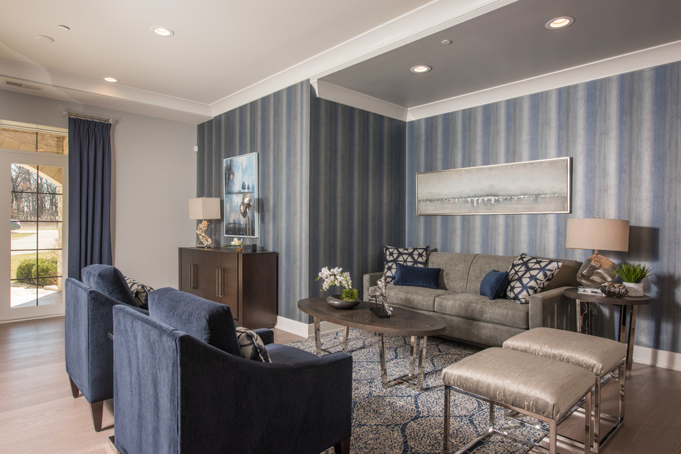 Стильный дизайн: гостиная комната в стиле неоклассика (современная классика) с синими стенами, паркетным полом среднего тона и синими шторами - последний тренд