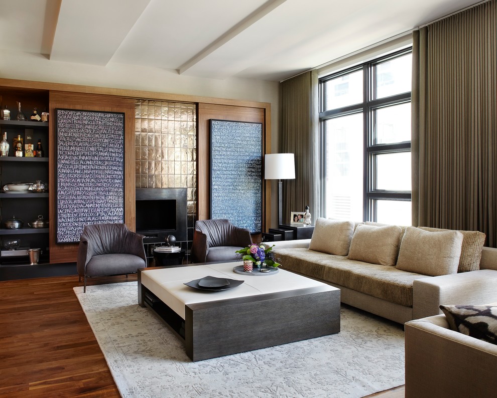 Пример оригинального дизайна: огромная гостиная комната в современном стиле с стандартным камином