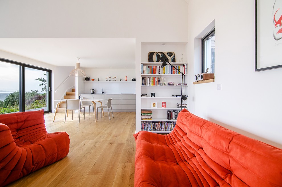 Ispirazione per un soggiorno moderno di medie dimensioni e aperto con pareti bianche, parquet chiaro e pavimento beige