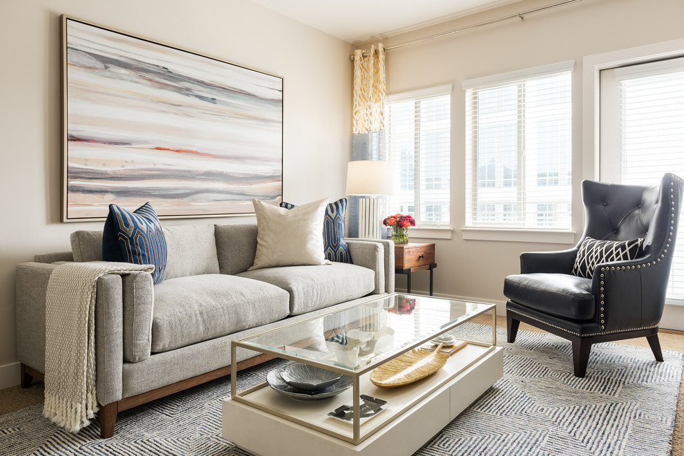 Immagine di un soggiorno chic con pareti beige e pavimento beige