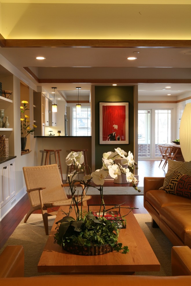 Example of a mid-sized classic living room design in Chicago