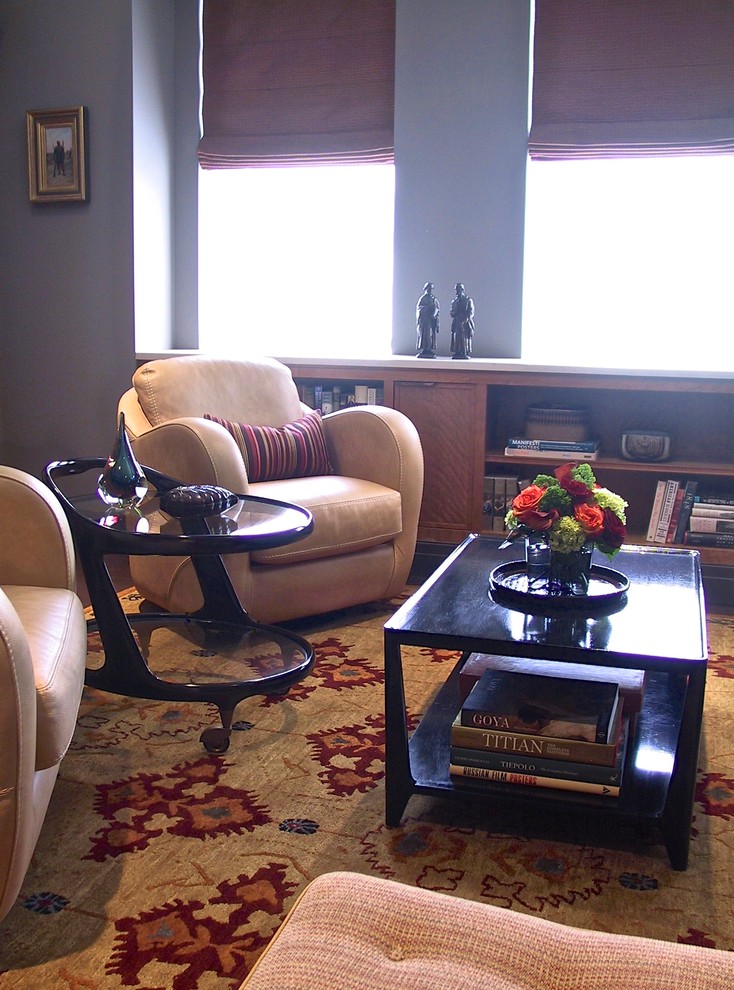 Источник вдохновения для домашнего уюта: большая изолированная, парадная гостиная комната в стиле неоклассика (современная классика) с серыми стенами, темным паркетным полом и разноцветным полом без камина, телевизора