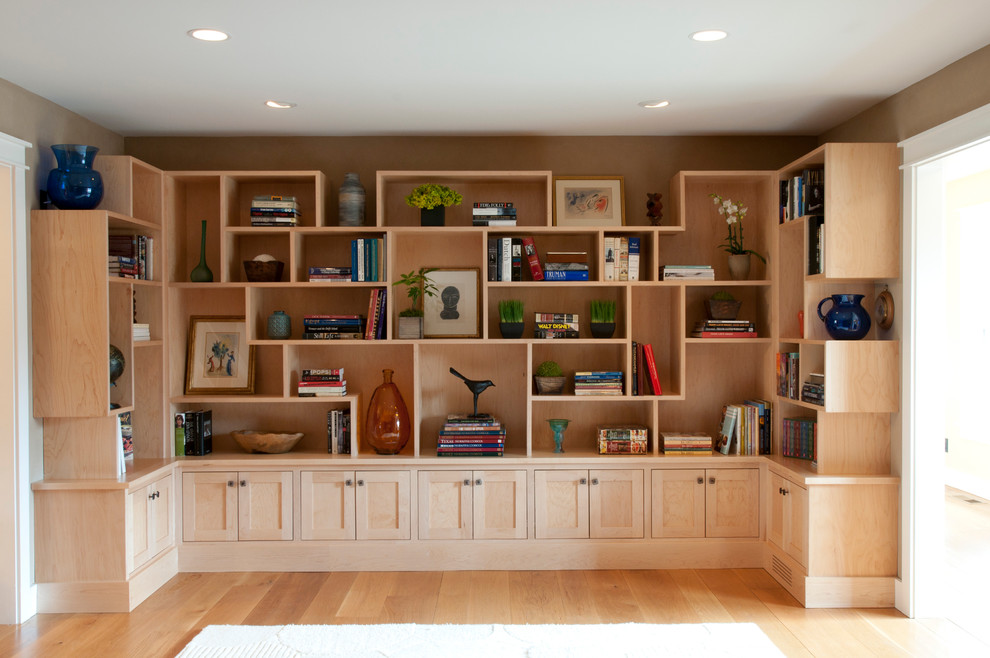 Идея дизайна: гостиная комната в современном стиле с с книжными шкафами и полками