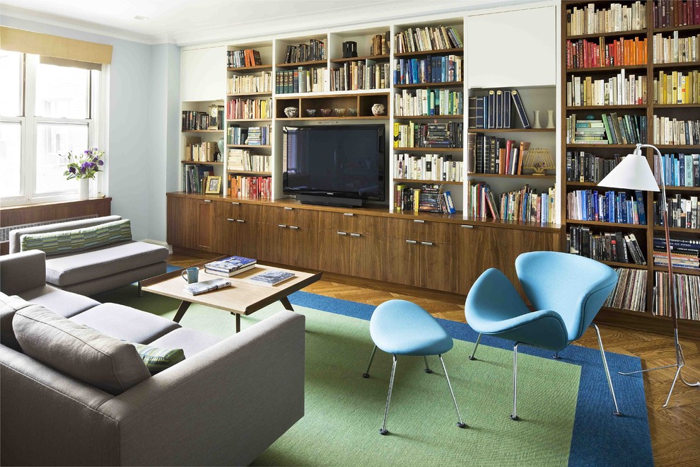 Idéer för att renovera ett funkis vardagsrum, med ett bibliotek, blå väggar och en inbyggd mediavägg